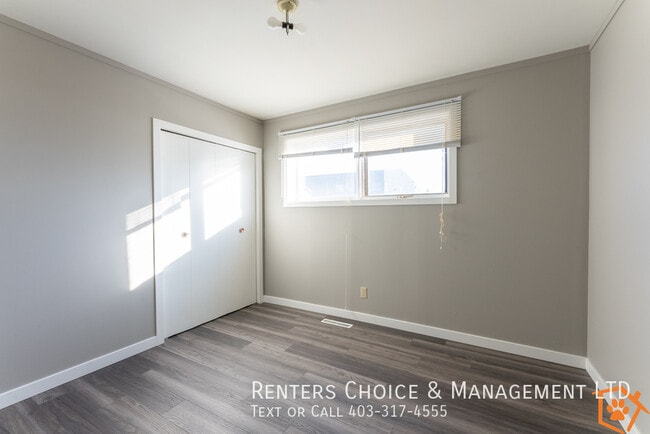 Building Photo - Long Term Single-Level Townhouse Opportunity in Coaldale