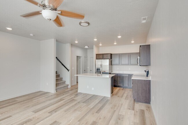 Foto del edificio - 3 Bedroom/ 2.5 Bath Beautifully Designed Townhome Now Ready!