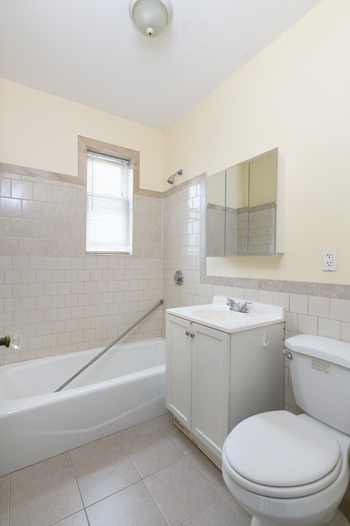 Building Photo - 6 Sherborn Ct