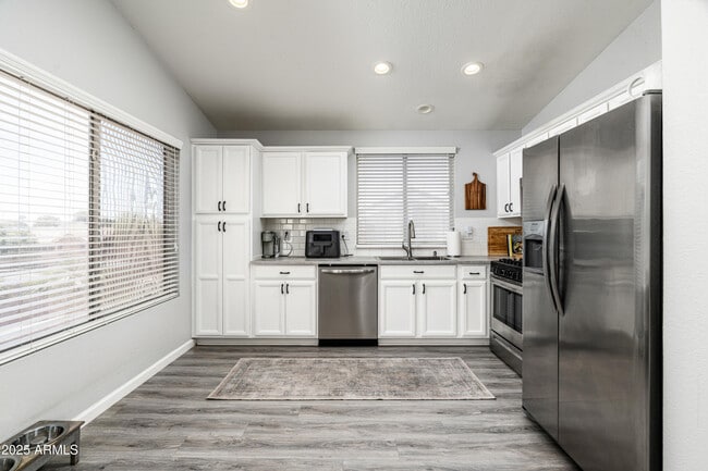 Building Photo - 827 W Leah Ln