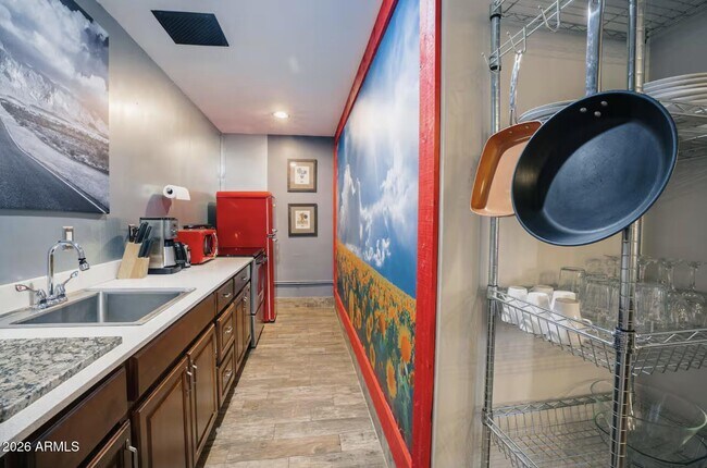 Foto del edificio - 6951 E 1st St