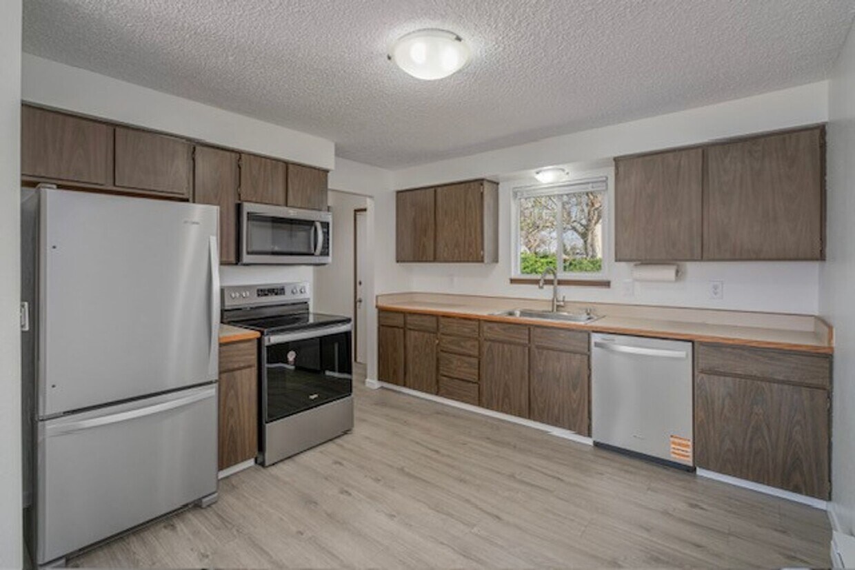 Foto principal - 1037/1039 Eastmont Ave. Duplex