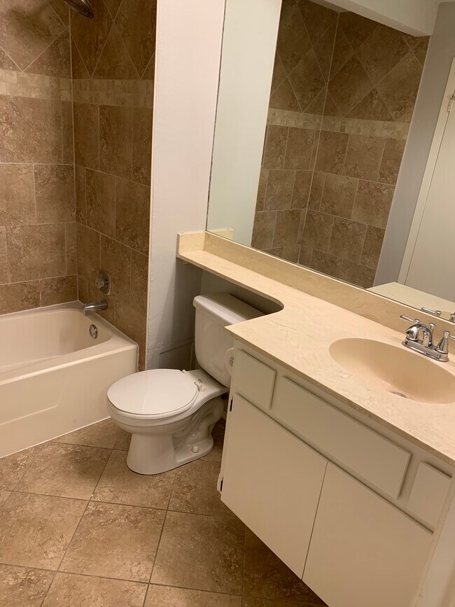 Baño de la planta baja - 1748 Ohlen Rd