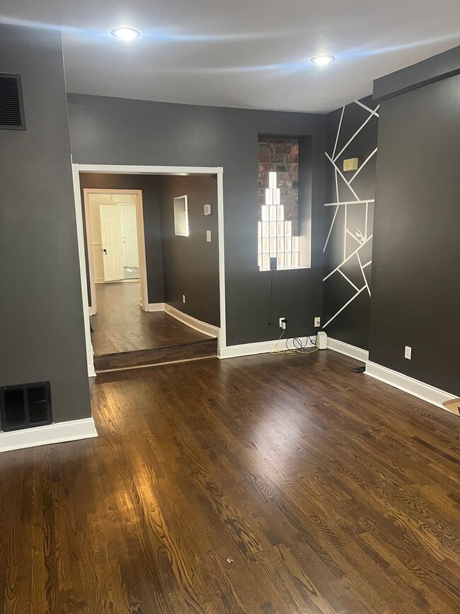 Building Photo - Newly Renovated 1 Bedroom, 1 Bath Apartmen...