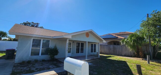 Building Photo - Great Two Bedroom Beach Cottage in Laguna ...