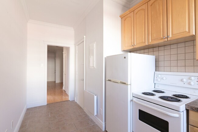 Building Photo - 5530 Cote Saint-Luc Road
