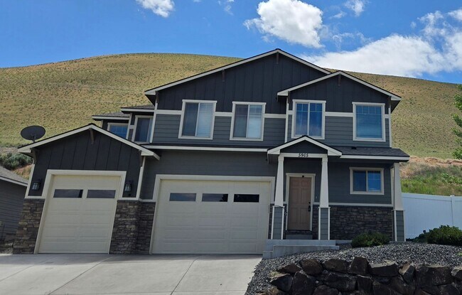 Building Photo - Large Home with Guest Suite!
