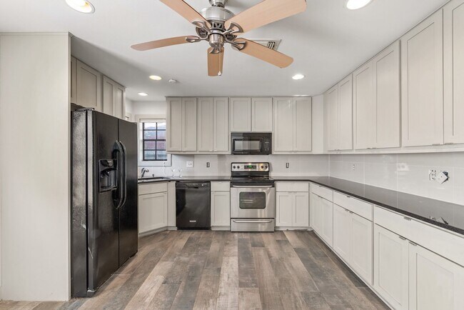 Foto del edificio - FALL 2026 PRE-LEASE! Amazing Location for ...