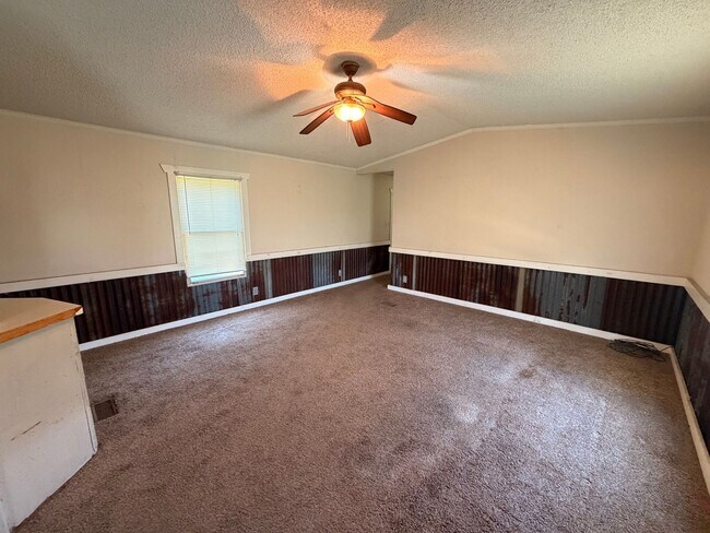 Building Photo - This 3-bedroom, 2-bathroom home on the outskirts of Russellville, AR