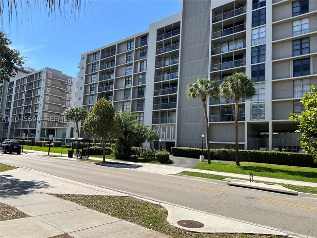Building Photo - 17600 N Bay Rd