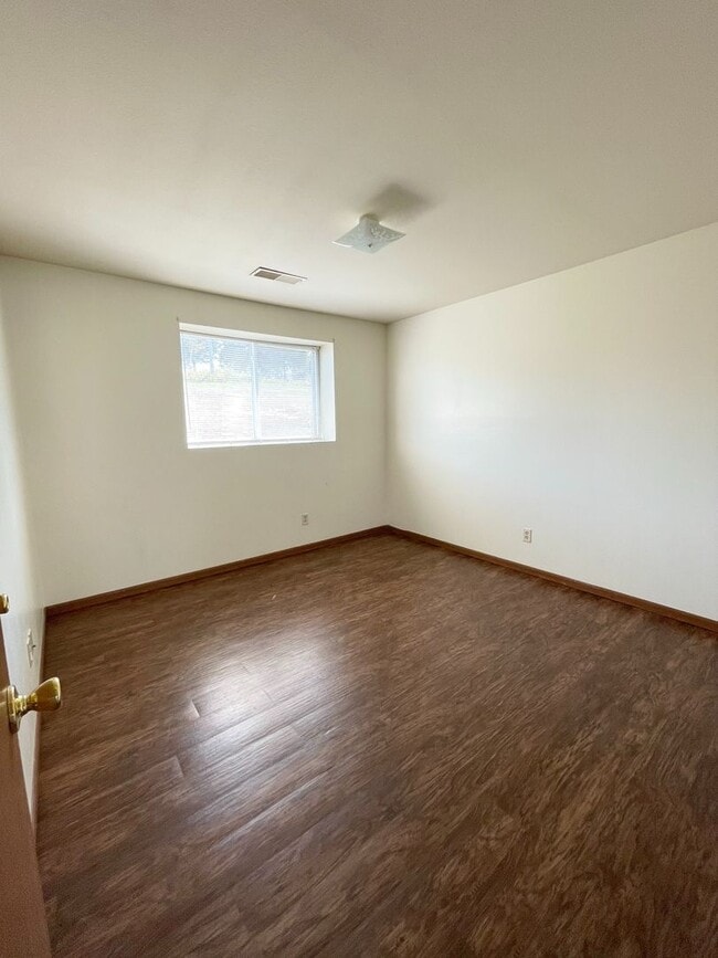 Building Photo - 113-117 Wiese Pky