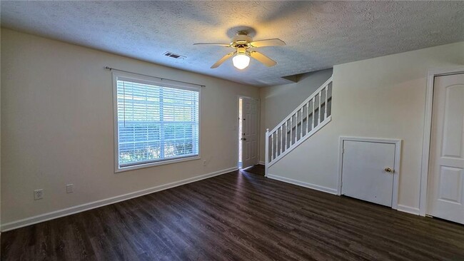 Building Photo - 4910 Pinehurst Cir
