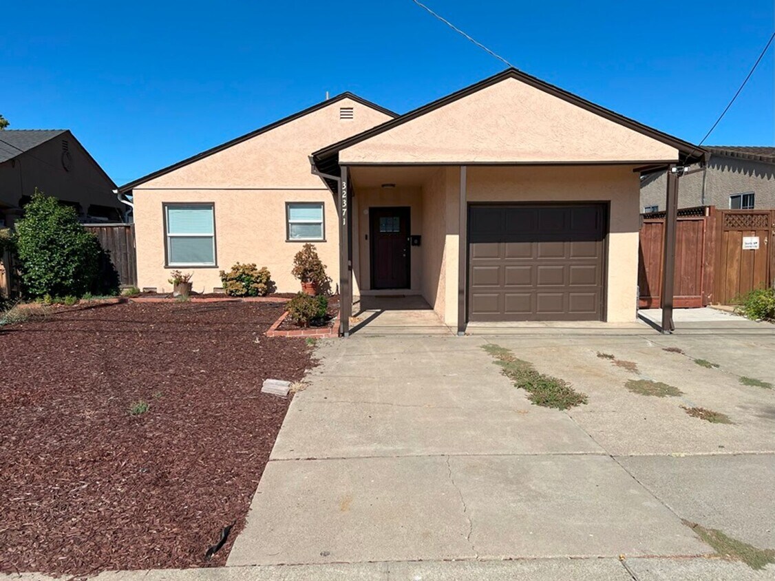 Primary Photo - UPDATED 3bd/1ba HOUSE FOR RENT WITH PRIVAT...