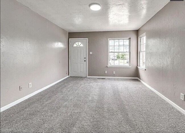 Foto del edificio - 3-Bedroom Available!