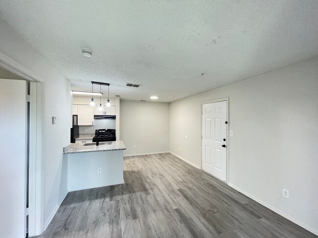 Building Photo - Fully Renovated 1-Bedroom, 1-Bath Condo in...