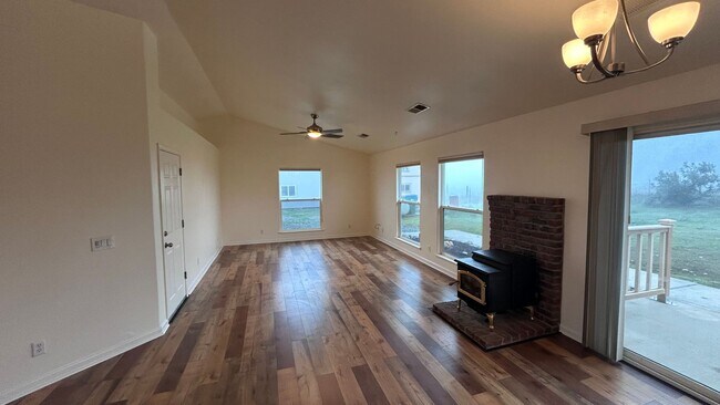 Foto del edificio - 14575 Avenida Central