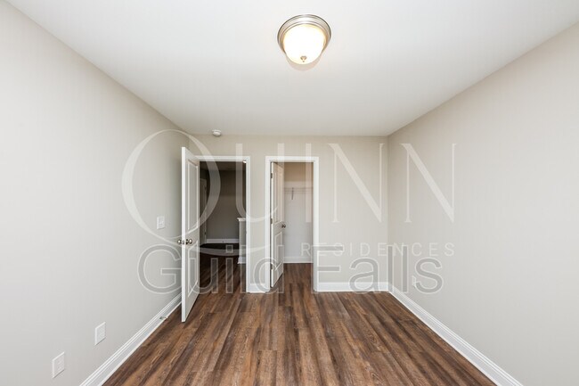 Building Photo - 2222 Miramar Cir