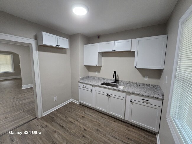 Building Photo - This beautifully updated 3-bedroom, 1-bath single-family home is ready for move-in!