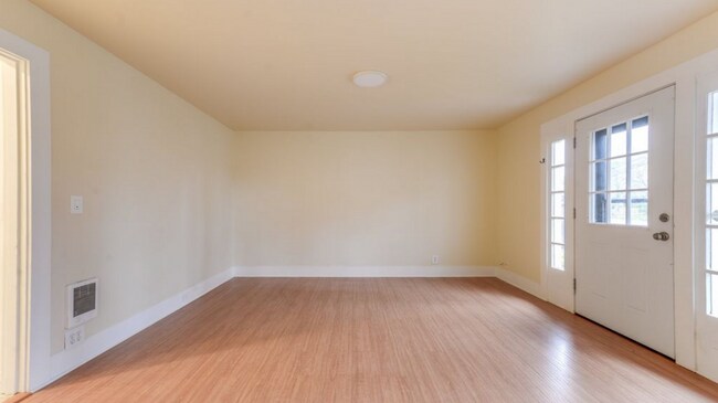 Foto del edificio - Charming 2 Bedroom 1 Bathroom Bungalow with Oversized 1 Car Garage and Large Manicured  Backyard ...