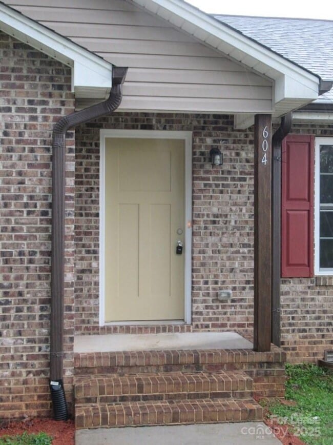 Building Photo - 604 Victory Grove Church Rd