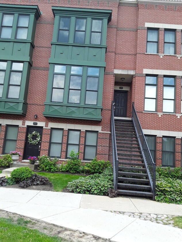 Primary Photo - 225 W Wood St