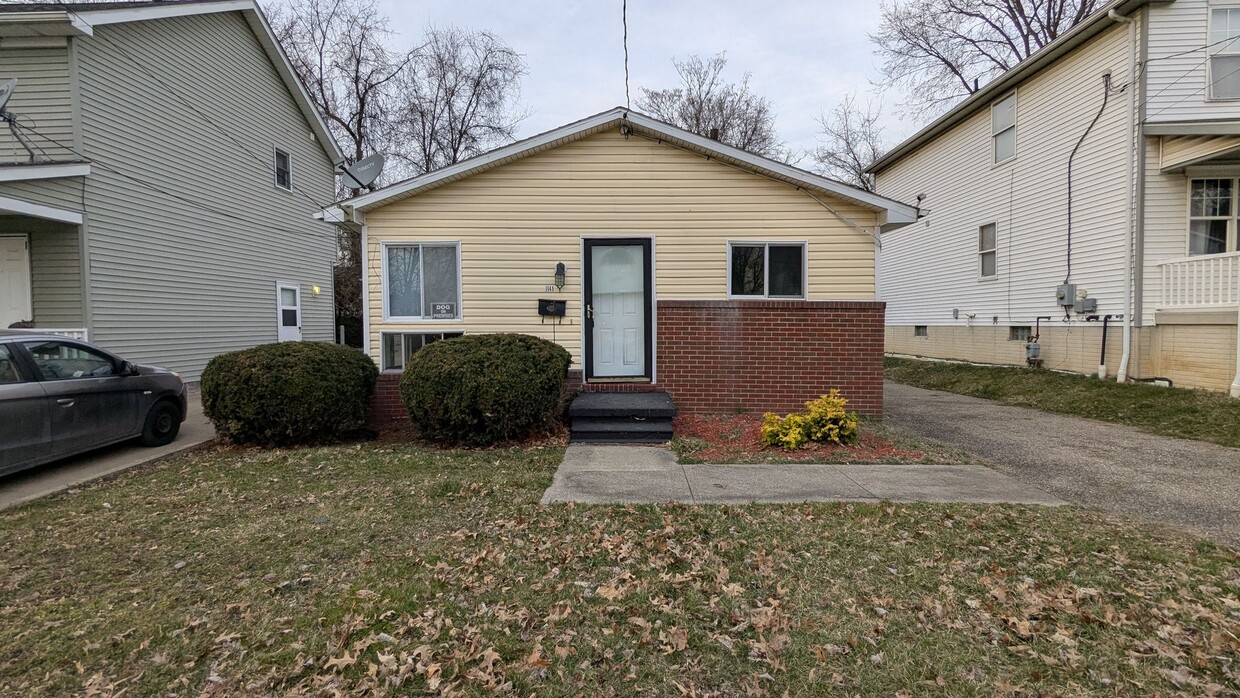 Foto principal - Welcome to this charming 3-bedroom, 1-bath...