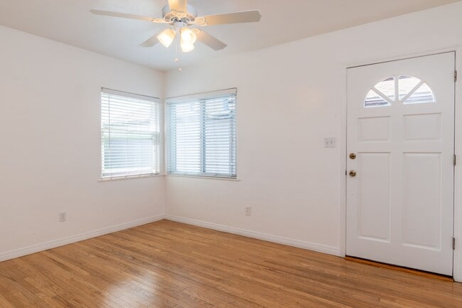 Foto del edificio - Nice 2 bedroom, 1 bath Apartment with Storage