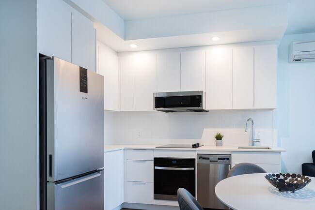 Building Photo - 1373 Avenue Argyle-SI ID1262042P