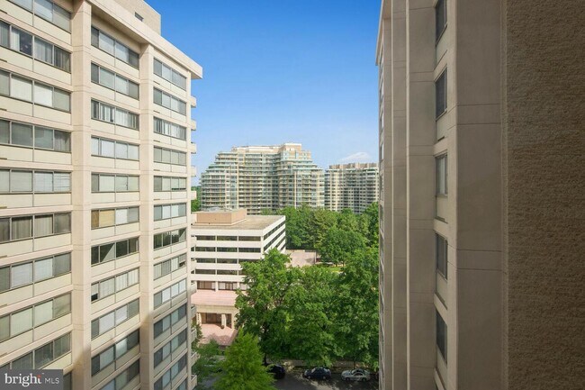 Foto del edificio - 5500 Friendship Blvd