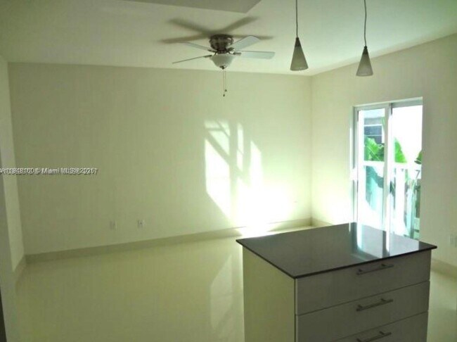 Foto del edificio - 6891 Bay Dr