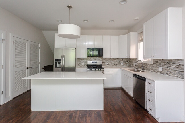 Building Photo - Newly Constructed 3bed/3bath with beautifu...