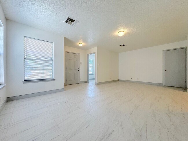 Building Photo - East El Paso 4 bed Refrig A/C plus Office!