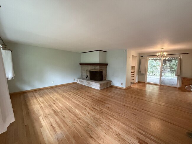 Foto del edificio - Extremely Spacious 3 bedroom Home Located ...