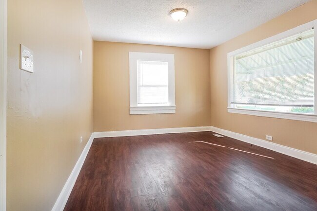 Foto del edificio - 3004 Forestdale Blvd