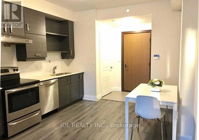 Photo du bâtiment - 1-601 Uptown Dr