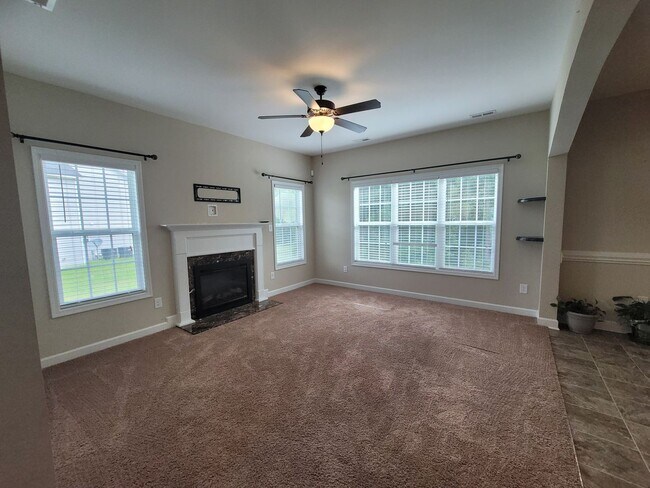 Foto del edificio - Beautiful 2 Story Home Located Outside of ...