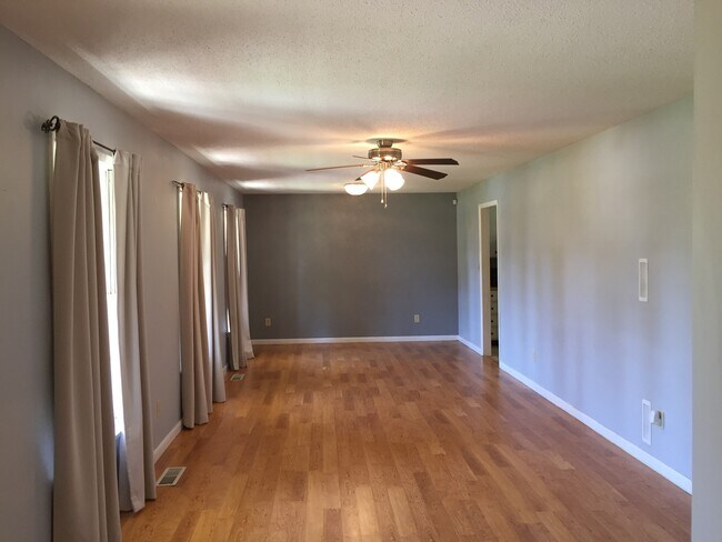 Building Photo - Freshly Updated Brick Ranch on Spacious Co...
