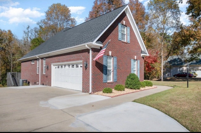 Building Photo - 302 Clay Brook Dr