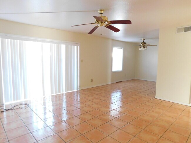 Foto del edificio - 155 E Colonial Ct
