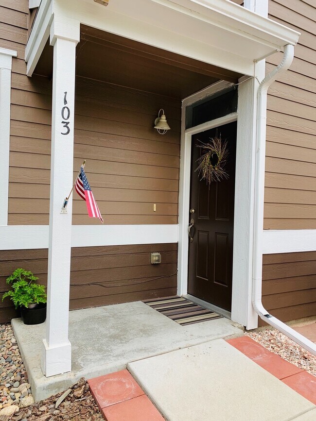 Building Photo - Beautiful 2 bed, 2 bath condo with 1 car garage and easy access to I-25