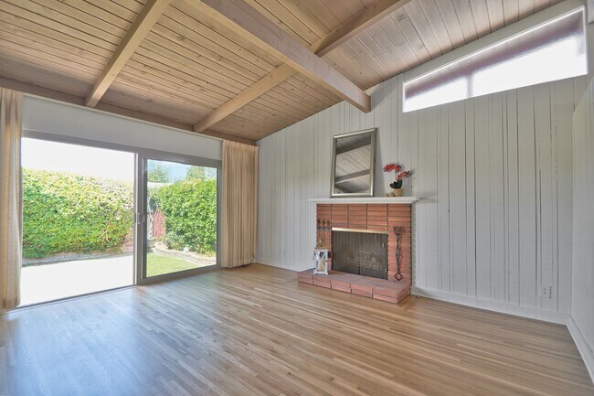 Building Photo - 3 Bedroom 2 Bath Home For Lease