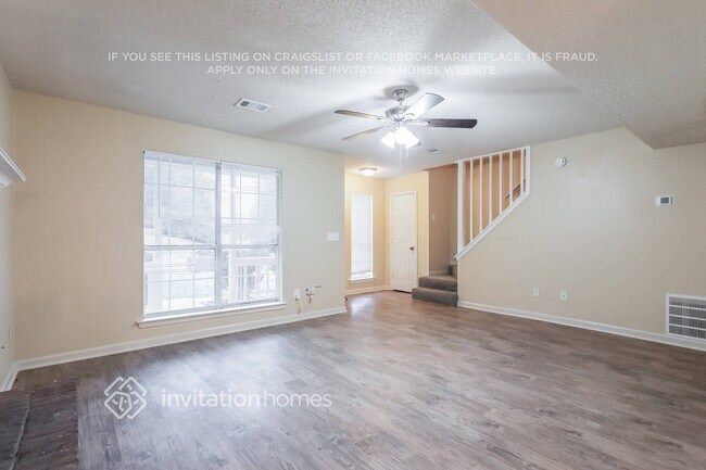 Foto del edificio - 220 Rosewood Dr