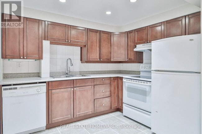 Building Photo - 168 Wainscot Ave