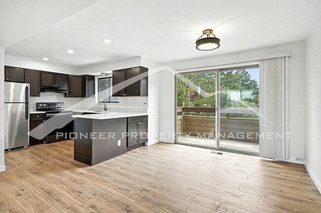Building Photo - Stunning Townhouse with Central AC and Was...