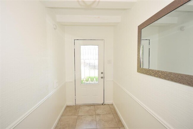 Building Photo - 2210 Fordham