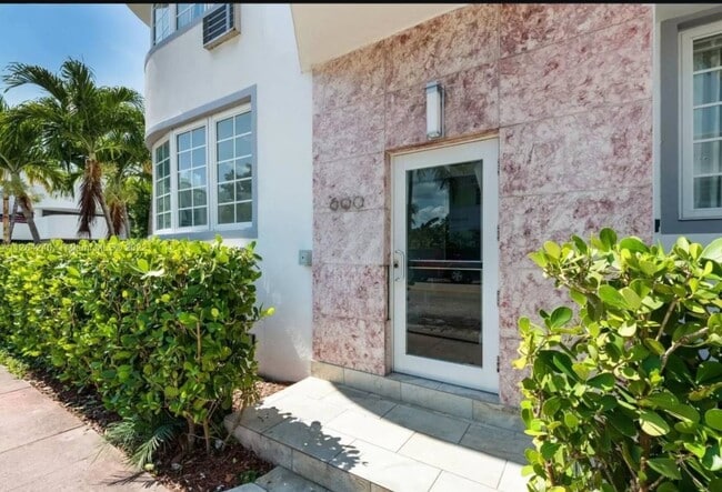 Building Photo - 600 12th St