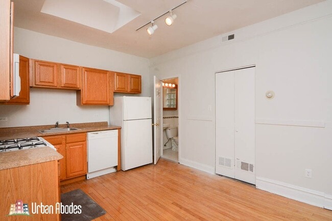 Building Photo - 1009 N Sacramento Ave