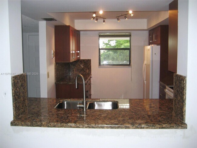 Foto del edificio - 16051 Blatt Blvd