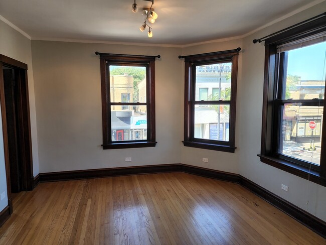 Building Photo - 5225 N Clark St