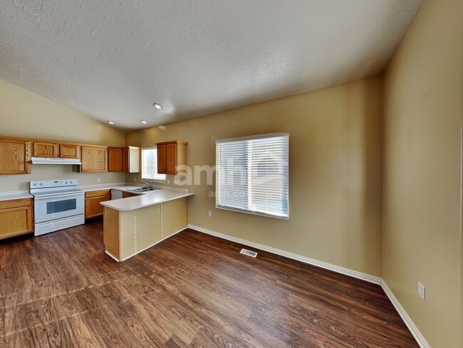 Building Photo - 5466 Midland Dr